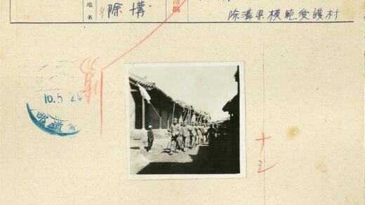 制服队伍泥路行军传统建筑背景.jpg