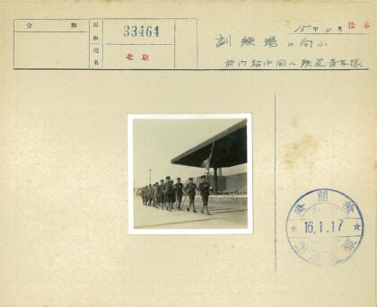 制服队伍游行经过建筑群.jpg