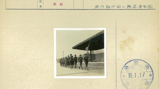 制服队伍游行经过建筑群.jpg