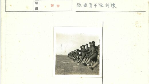 制服队伍球场整齐行进.jpg