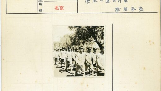 制服队伍绿荫道路行进.jpg