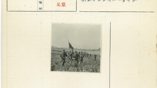 制服队伍野外奔跑旗帜河流背景.jpg