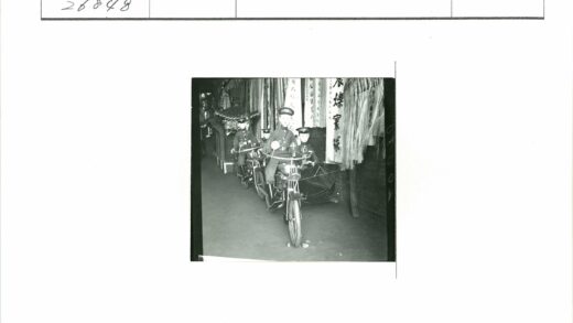 制服骑警在狭窄通道执勤.jpg