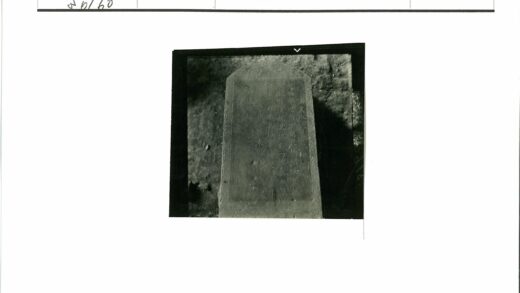 刻字竖石碑泥土背景.jpg