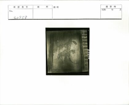 刻有亚洲文字的古旧木门.jpg