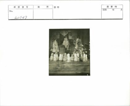 前景小雕像背景模糊群像.jpg