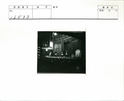 剧院舞台表演与观众场景.jpg