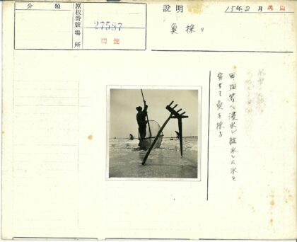 剪影劳作浅水倒影.jpg