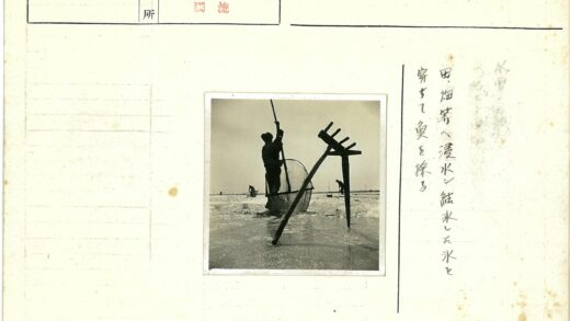 剪影劳作浅水倒影.jpg