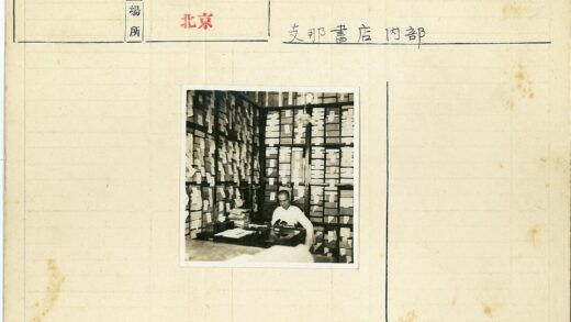 办公室书墙工作场景.jpg