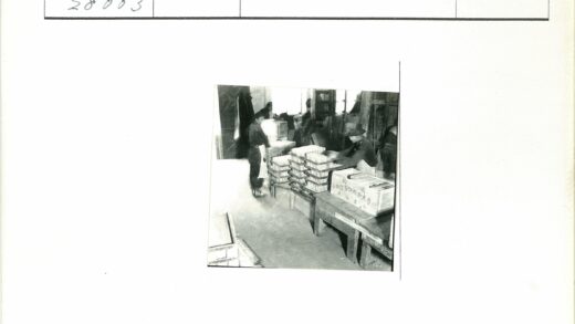 办公室储物箱堆放工作场景.jpg