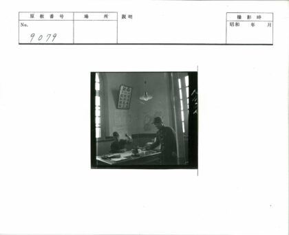 办公室内穿制服人员工作场景.jpg