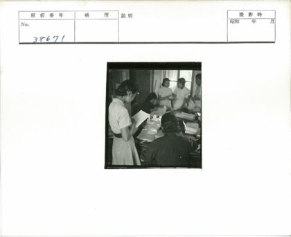 办公室女性专注工作与交流.jpg