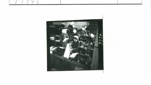 办公室女性打字员头巾工作场景.jpg