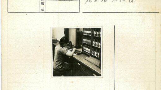 办公室女职员使用算盘工作.jpg