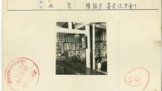 办公室工作场景与文件整理.jpg