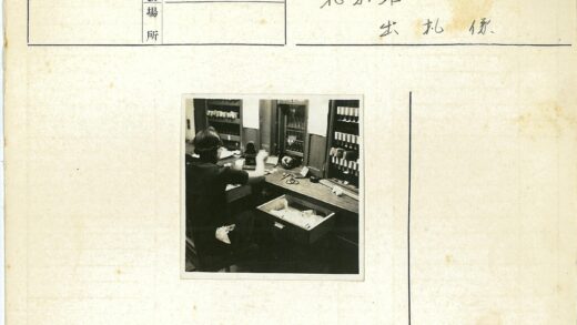 办公桌前整理文件工作场景.jpg