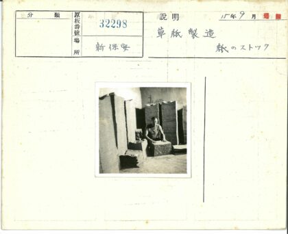 办公桌前整理文件的工作场景.jpg