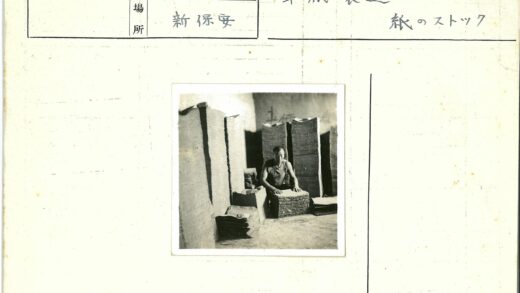 办公桌前整理文件的工作场景.jpg
