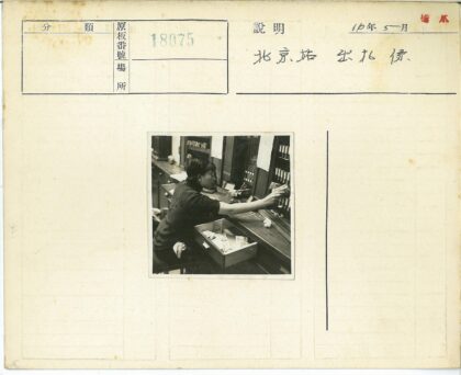办公桌文件整理工作场景.jpg