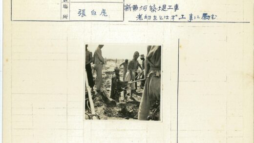 劳动者在尘土中挥铲劳作.jpg