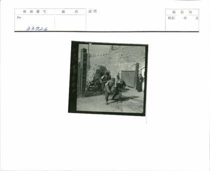 劳工拉货场景历史影像.jpg