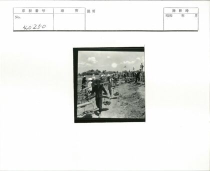 劳工肩扛泥土篮行走泥路.jpg