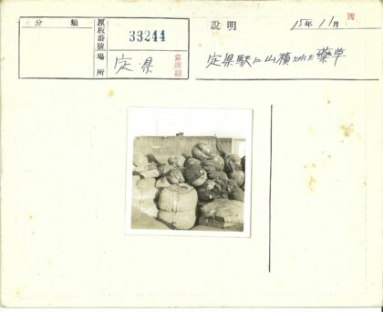 包裹堆放在混凝土墙旁.jpg