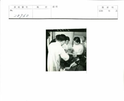 医务人员专注外科手术协作.jpg