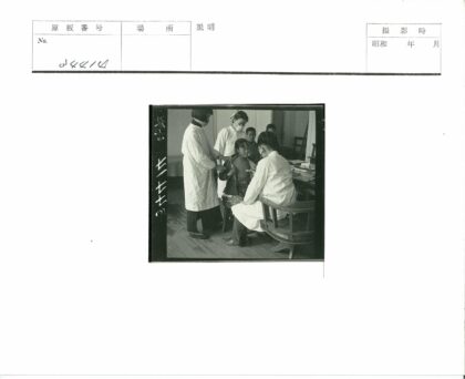 医学专家为男孩检查现场.jpg
