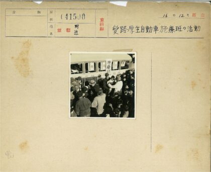 医护人员在公交车旁救治群众.jpg