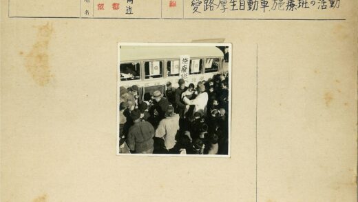 医护人员在公交车旁救治群众.jpg
