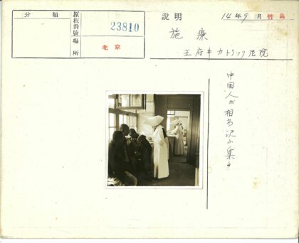 医护人员在明亮房间协助人群.jpg