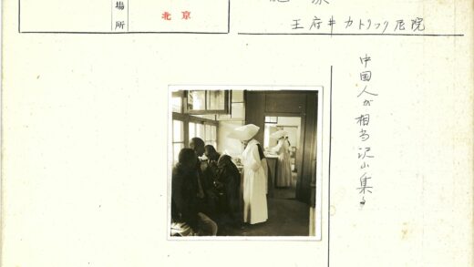 医护人员在明亮房间协助人群.jpg