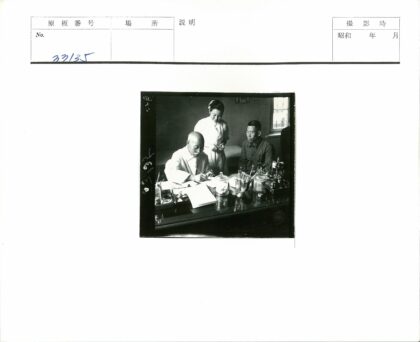 医生使用医疗器械书写工作场景.jpg