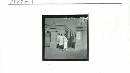 医生团队前往石建筑考察.jpg