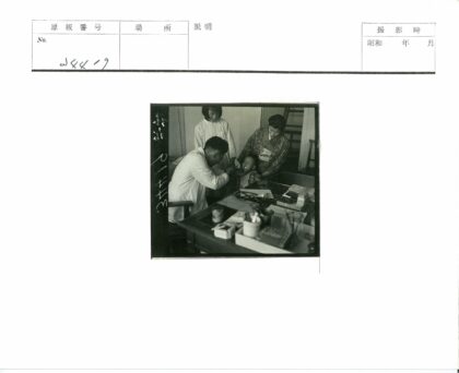 医生检查小孩与两名妇女.jpg