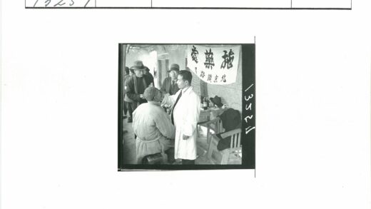 医生检查病人的历史场景.jpg