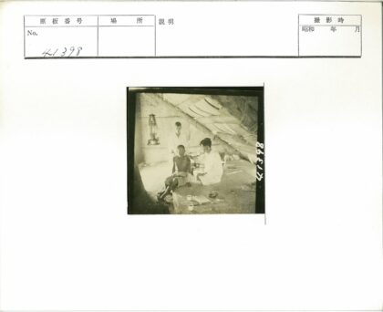 医生用听诊器检查病人.jpg