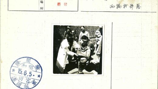 医疗人员救治绷带儿童.jpg