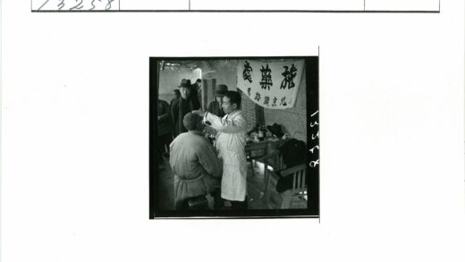 医疗团队检查病人场景.jpg
