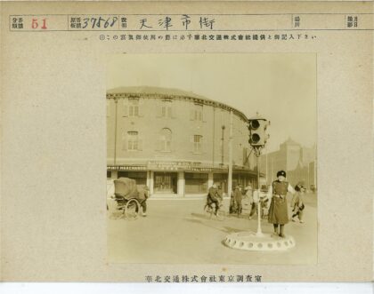 十字路口交通信号灯与制服人员.jpg