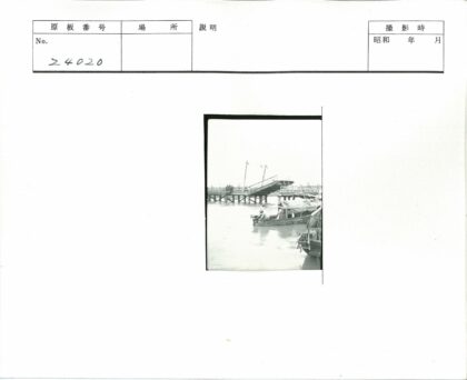 半开吊桥旁的带盖船.jpg