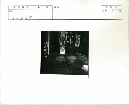 华丽双木门与宗教画装饰室内.jpg