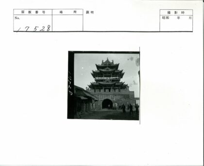 华丽古塔拱门与行人街景.jpg
