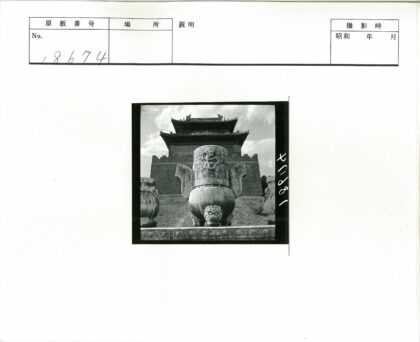 华丽古船与历史建筑景观.jpg