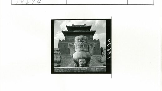 华丽古船与历史建筑景观.jpg