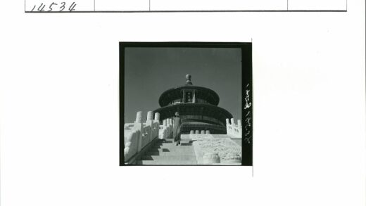 华丽圆顶建筑前的裙装女子.jpg