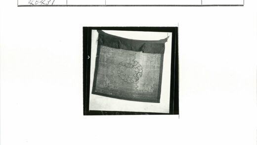 华丽复杂图案悬挂纺织品特写.jpg