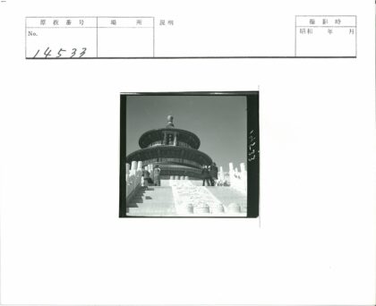 华丽多层圆形建筑楼梯人群.jpg